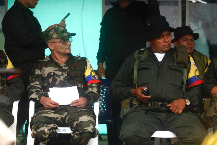 Foto de archivo de alias "Iván Mordisco" (i), comandante general de la disidencia de las FARC, y el comandante alias "Calarca". EFE/ Ernesto Guzmán