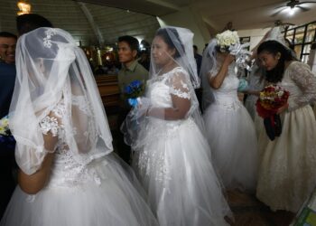 El Vaticano publica un documento defendiendo la monogamia ante los divorcios y el poliamor
