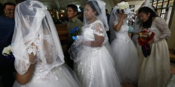 El Vaticano publica un documento defendiendo la monogamia ante los divorcios y el poliamor