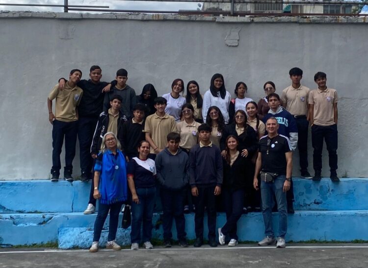 Alumnos y directivos de Guardianes Ecológicos