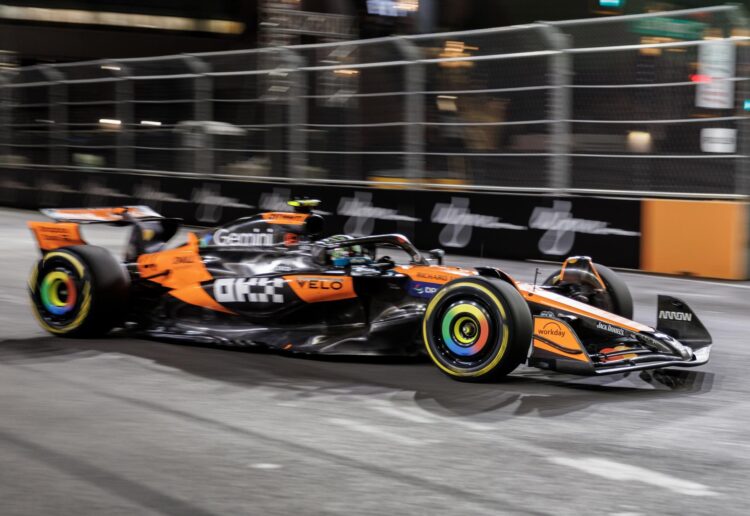 El piloto de McLaren Lando Norris del Reino Unido en acción durante los entrenamientos libres del Gran Premio de Fórmula Uno de Las Vegas (EE.UU.). EFE/EPA/CRISTOBAL HERRERA-ULASHKEVICH
