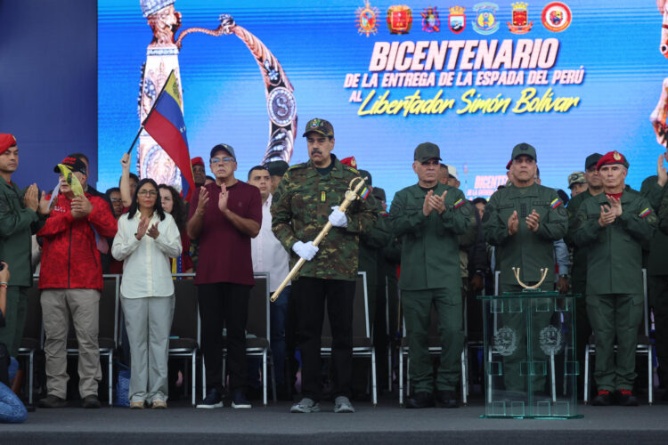 El presidente de Venezuela, Nicolás Maduro, sostiene la Espada del Perú este martes, durante una marcha en Caracas (Venezuela). EFE/ Miguel Gutiérrez
