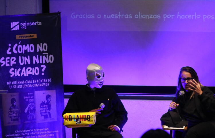 La confundadora de la ONG Reinserta, Saskia Niño de Rivera (d), y "Rolando" (nombre ficticio), niño reclutado por el crimen organizado cuando tenía nueve años, participan durante una rueda de prensa este lunes, en el Papalote Museo del Niño de Ciudad de México (México). EFE/ Mario Guzmán