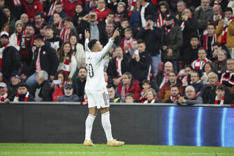 El delantero francés del Real Madrid Kylian Mbappé celebra el 0-3 conseguido durante el partido de la jornada 19 de LaLiga EA Sports entre el Athletic Club y el Real Madrid, disputado en el estadio de San Mamés en Bilbao. EFE/Luis Tejido