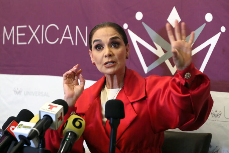 La ex Miss Universo mexicana Lupita Jones habla durante una rueda de prensa este martes, en Ciudad de México (México). EFE/ Mario Guzmán