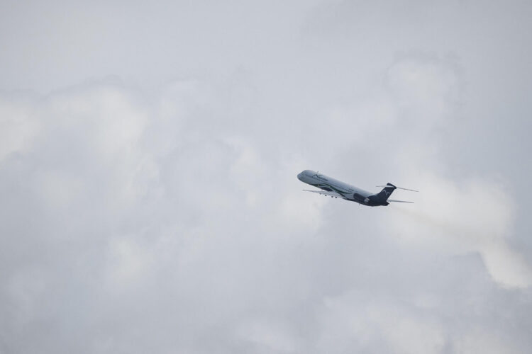 Fotografía de un avión volando en Venezuela. EFE/ Ronald Peña R
