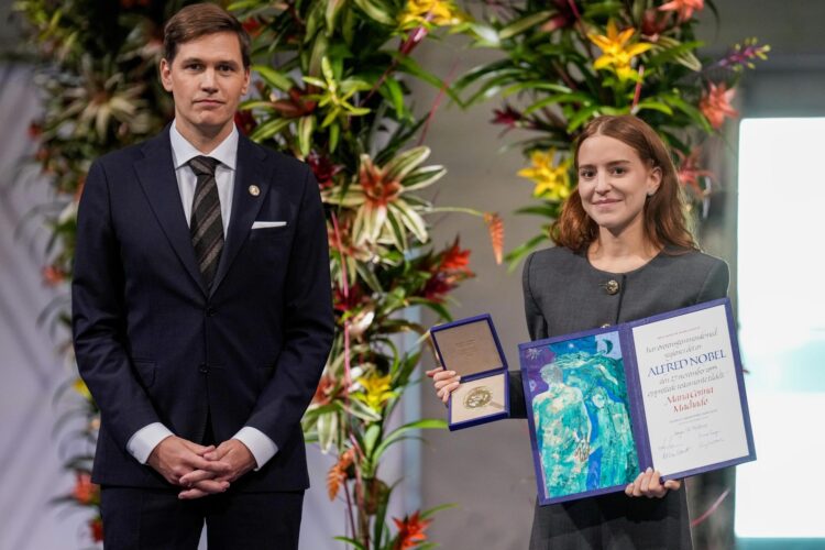 La hija de la laureada con el Premio Nobel de la Paz, Ana Corina Sosa, acepta el premio en nombre de su madre Maria Corina Machado del Presidente del Comité Nobel Jorgen Watne Frydnes durante la ceremonia de entrega del Premio Nobel de la Paz en el Ayuntamiento de Oslo en Oslo, Noruega, 10 de diciembre de 2025. La líder de la oposición venezolana Maria Corina Machado fue galardonada con el Premio Nobel de la Paz 2025 por su incansable trabajo para garantizar los derechos democráticos para el pueblo de Venezuela, y por su lucha por una transición justa y pacífica de la dictadura al gobierno popular. Debido a las circunstancias en su país de origen, Venezuela, la laureada con el Premio Nobel de la Paz no pudo asistir a la ceremonia de entrega en Noruega. (Noruega) EFE/EPA/OLE BERG-RUSTEN / POOL NORWAY OUT