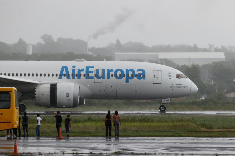 Imagen de archio de un avión de Air Europa. EFE/ Juan Pablo Pino