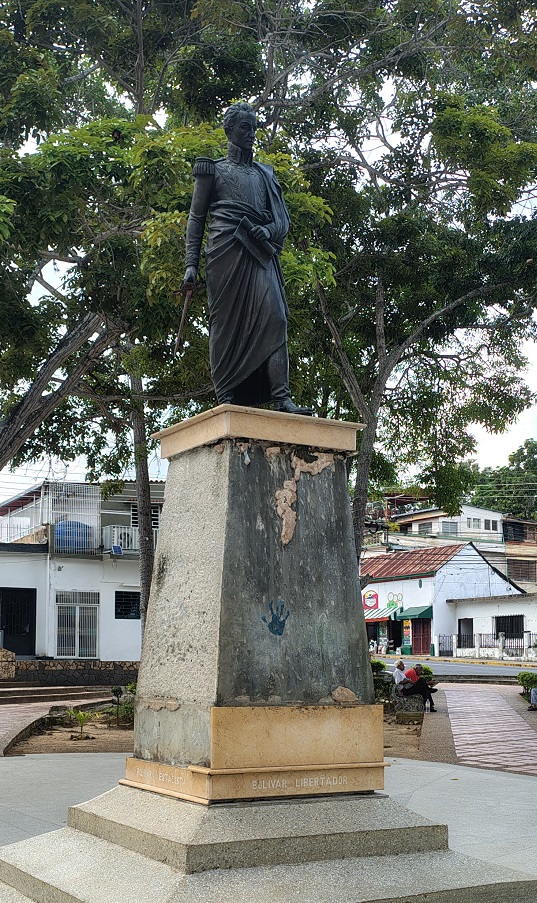El Bolívar de la plaza de Betijoque puede ceder ante el deterioro del pedestal que sostiene el monumento.