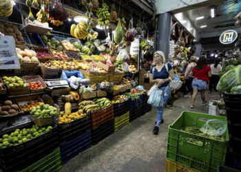 Los venezolanos, más preocupados por la economía navideña que por el despliegue de EE.UU.