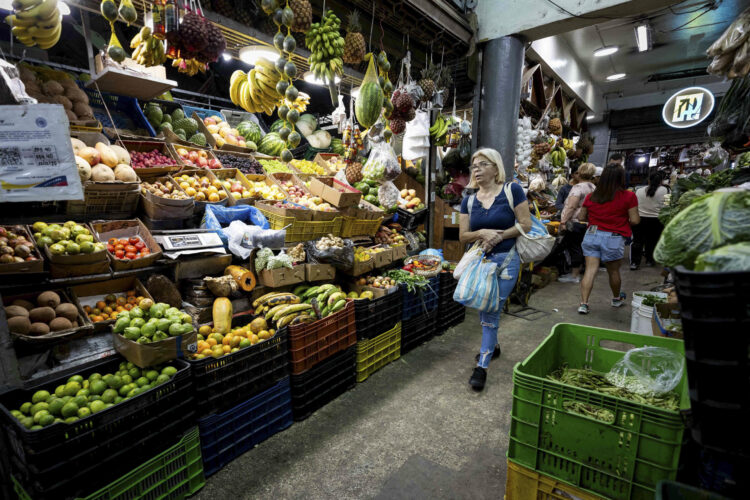 Una persona camina en el mercado de Quinta Crespo el 22 de diciembre de 2025, en Caracas (Venezuela). EFE/ Ronald Peña R