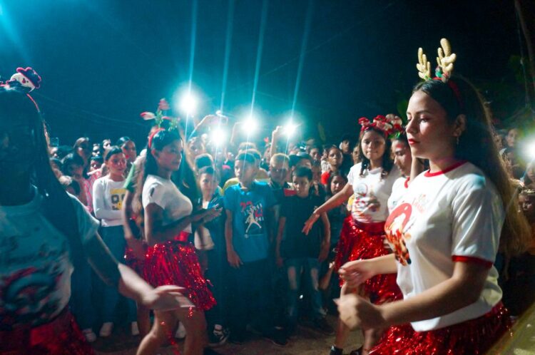 Niños y adolescentes protagonista de la fiesta de encendido de luces realizada en Junín y El Paraíso.