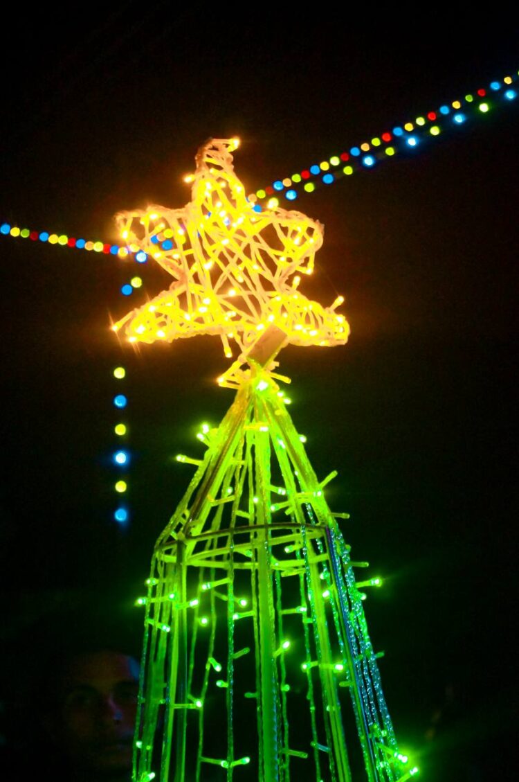 Panamericana | En las parroquias Junín y El Paraíso de Sucre también hubo encendido de luces de Navidad