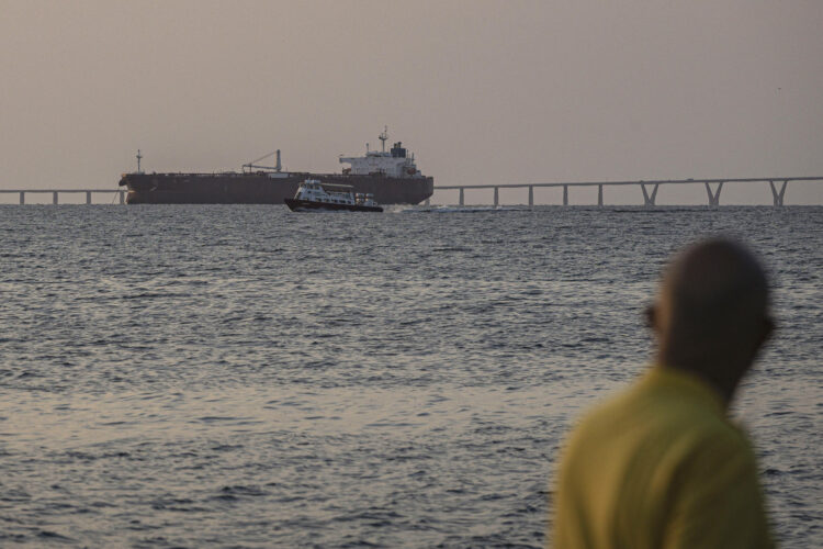 Fotografía de un buque petrolero desde el malecón del Lago de Maracaibo este miércoles, en Maracaibo (Venezuela). EFE/ Henry Chirinos