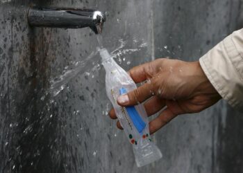 Francia detecta la presencia generalizada de químicos eternos (PFAS) en el agua del grifo