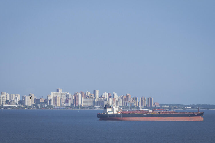 Fotografía que muestra una embarcación petrolera navegando en el lago de Maracaibo el pasado jueves, en Cabimas (Venezuela).
EFE/ Henry Chirinos