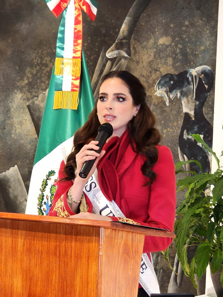 Fotografía de archivo, tomada el 1/12/2025, que muestra a Miss Univers0 2025, la mexicana Fátima Bosch, hablando durante su visita al consulado de México en Nueva York, Estados Unidos. EFE/ Ruth Hernández
