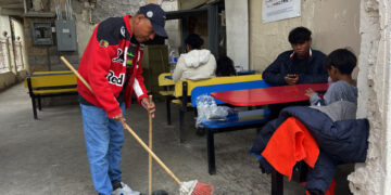 Migrantes regresan a albergues ante falta de oportunidades en la frontera norte de México