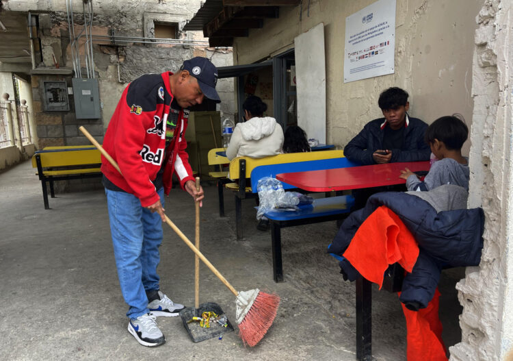Migrantes reciben alimentos en el 'Albergue Vida' este jueves, en Ciudad Juárez (México). EFE/Luis Torres.