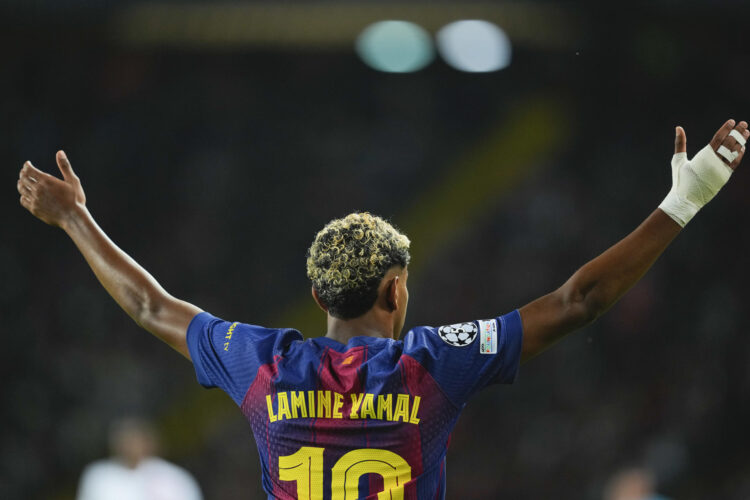 Lamine Yamal, futbolista del Barcelona, afirmó este domingo, durante la ceremonia de los premios Globe Soccer 2025, que el año pasado "era un niño que acababa de llegar" y reconoció que ahora tiene la "presión" de un jugador importante. EFE/Alejandro García/Archivo