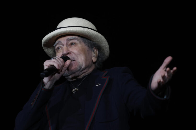 El músico y cantante Joaquín Sabina durante el concierto que ha ofrecido hoy domingo en el Movistar Arena, en Madrid. EFE / Javier Lizón.