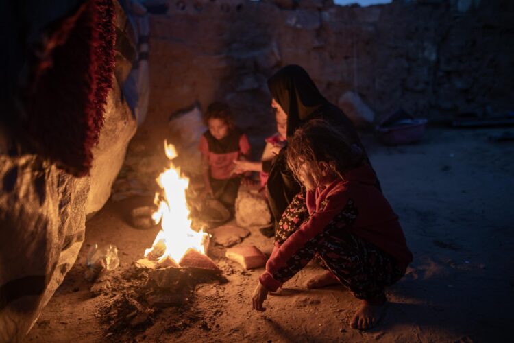 Una mujer palestina desplazada internamente, cocina en una hoguera en un campamento informal en Khan Younis, al sur de la Franja de Gaza, el 30 de noviembre de 2025. EFE/HAITHAM IMAD