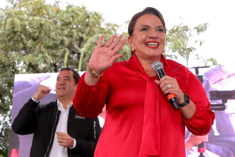 La presidenta de Honduras, Xiomara Castro, habla durante una manifestación este miércoles, en la Casa Presidencial en Tegucigalpa (Honduras). EFE/ Gustavo Amador