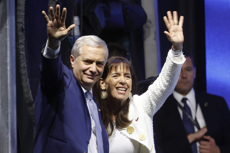 El presidente electo de Chile, el ultraderechista José Antonio Kast, saluda junto a su esposa, María Pía Adriasola, tras ganar la segunda vuelta de las elecciones presidenciales este domingo, en Santiago (Chile). EFE/ Elvis González