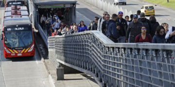 El Gobierno colombiano sube un 23,7 % el salario mínimo, que será de unos 535 dólares en 2026