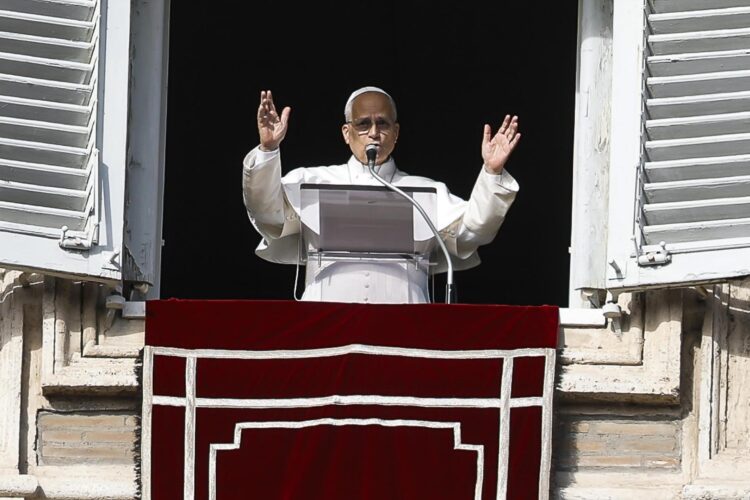 - El Papa León XIV dirige la oración del Ángelus, la tradicional oración dominical, desde la ventana de su oficina que da a la Plaza de San Pedro, Ciudad del Vaticano, 21 de diciembre de 2025. (Papa) EFE/EPA/ANGELO CARCONI