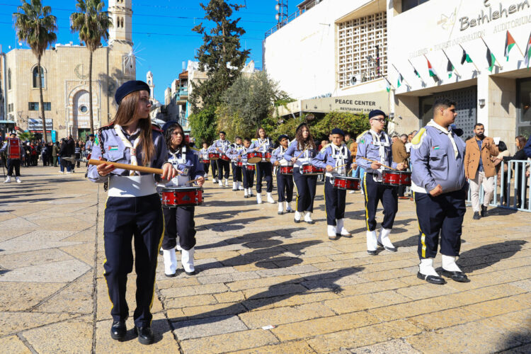 Miles de 'scouts' participan en el tradicional desfile de Navidad por las calles de Belén, Cisjordania, este miércoles. EFE/ Magda Gibelli