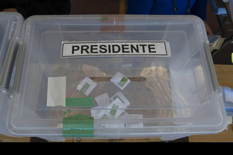 Fotografía del 16 de noviembre de 2025 de una urna con votos durante elecciones presidenciales, en Valparaíso (Chile). EFE/ Adriana Thomasa