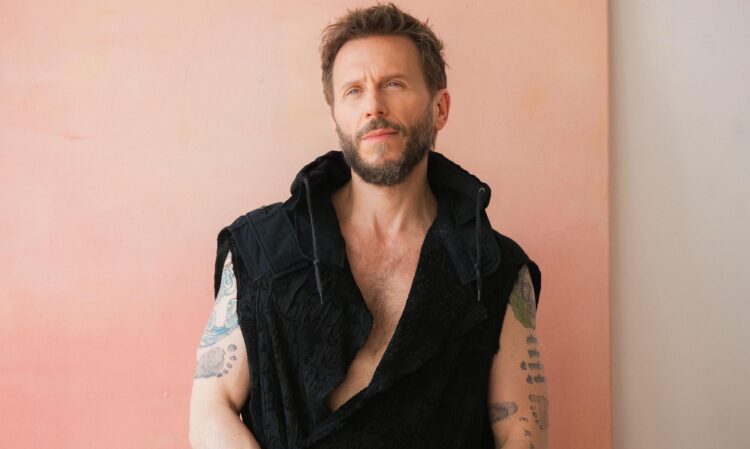 Fotografía promocional cedida por Dynamo Productions donde aparece el cantautor mexicano-argentino Noel Schajris, ganador del Latin Grammy. EFE/Dynamo Productions