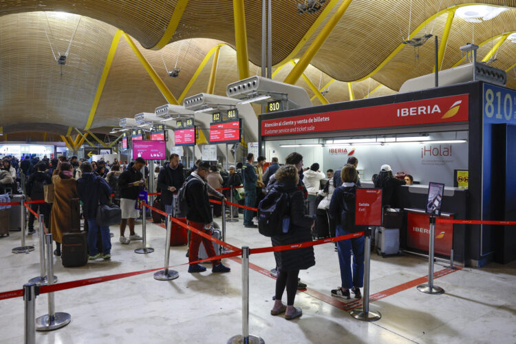 Viajeros en la T4 del aeropuerto de Madrid Barajas Adolfo Suárez, este lunes. Las aerolíneas españolas siguen pendientes de si se prorroga el aviso de la Agencia de Seguridad Aérea (AESA,) vigente hasta este lunes, sobre los vuelos a Venezuela, país que ha anunciado la cancelación de la licencia Iberia, aunque mantiene las de Air Europa y Plus Ultra. EFE/ Rodrigo Jiménez