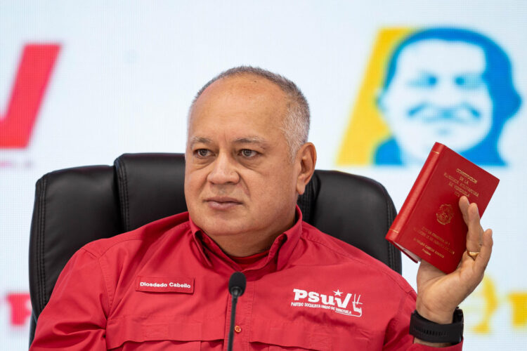 Fotografía del 24 de noviembre de 2025 del ministro del Interior y Justicia de Venezuela, Diosdado Cabello, hablando durante una rueda de prensa en Caracas (Venezuela).EFE/ Ronald Peña R