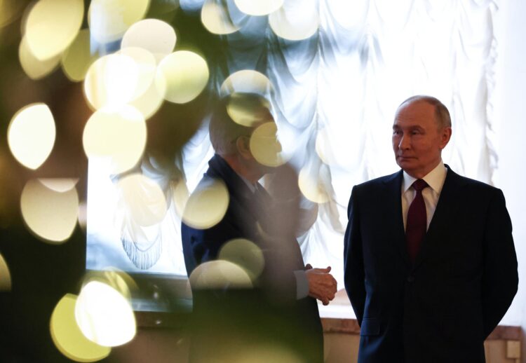 El presidente de Rusia, Vladimir Putin (d), este lunes durante una cumbre informal de los líderes de la Comunidad de Estados Independientes (CEI) en el museo Hermitage, en San Petersburgo. EFE/EPA/ALEXANDER KAZAKOV/SPUTNIK/KREMLIN / POOL MANDATORY CREDIT