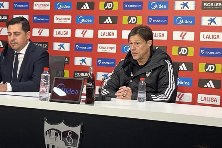 Vista de la rueda de prensa del entrenador del Sevilla F.C, el argentino Matías Almeyda, este viernes en la previa del partido de LaLiga EA Sports que el sábado le mide al Real Madrid.-EFE/ Juan Ernesto García-Chicano