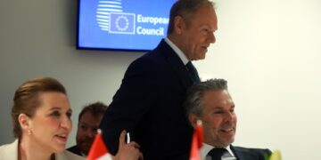 UE logra acuerdo provisional sobre ley para centros de deportación en terceros países