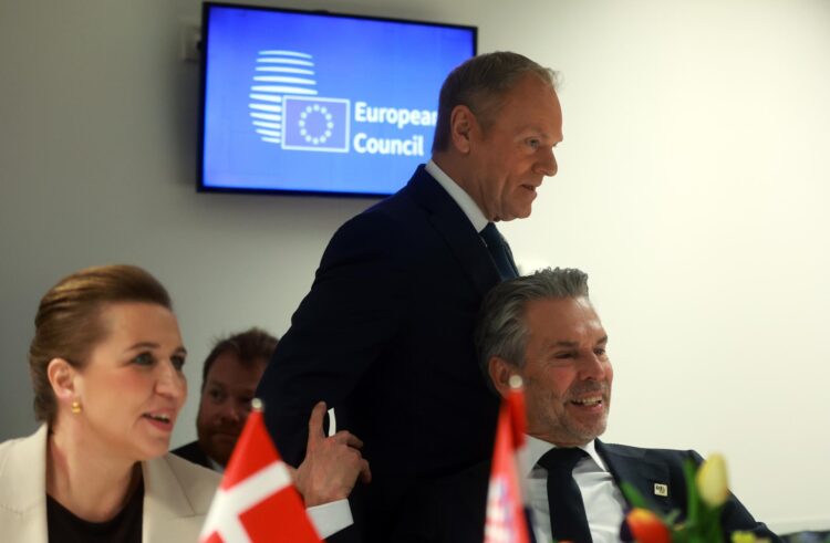 La primera ministra danesa Mette Frederiksen (I), el primer ministro polaco Donald Tusk (C) y el primer ministro holandés Dick Schoof (D) asisten a un desayuno sobre migración antes de la Cumbre del Consejo de la UE en Bruselas, Bélgica, 18 de diciembre de 2025.
EFE/EPA/OLIVIER HOSLET / POOL