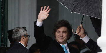 Milei cumple dos años de gobierno validado en las urnas tras superar fuertes turbulencias