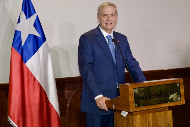 El presidente electo de Chile, José Antonio Kast, habla durante una rueda de prensa este martes, en Quito (Ecuador). EFE/ Gianna Benalcázar Manzano