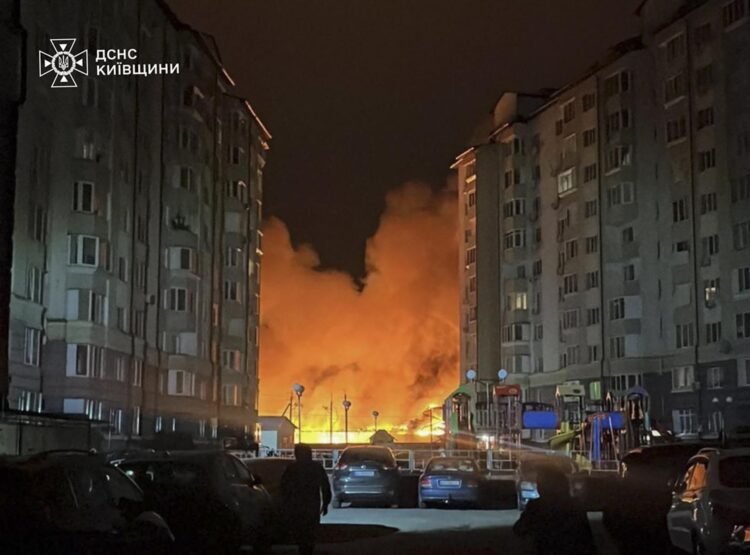 Leópolis (Ucrania), 8 dic (EFE).- Los ucranianos pasan hasta 16 horas al día sin electricidad como consecuencia de los constantes ataques a gran escala de Rusia contra el sistema energético, en medio de interrupciones en el suministro de calefacción y agua, y con reparaciones de emergencia que se esperan que lleven semanas. EFE/EPA/STATE EMERGENCY SERVICE HANDOUT HANDOUT HANDOUT EDITORIAL USE ONLY/NO SALES