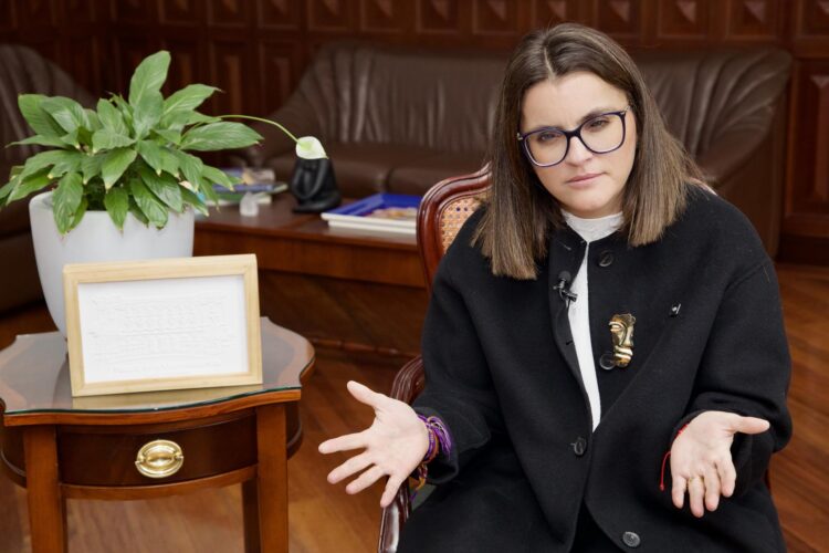 La vicepresidenta de Ecuador, María José Pinto, habla en una entrevista con EFE el 22 de diciembre de 2025 en Quito (Ecuador). EFE/Gianna Benalcázar Manzano