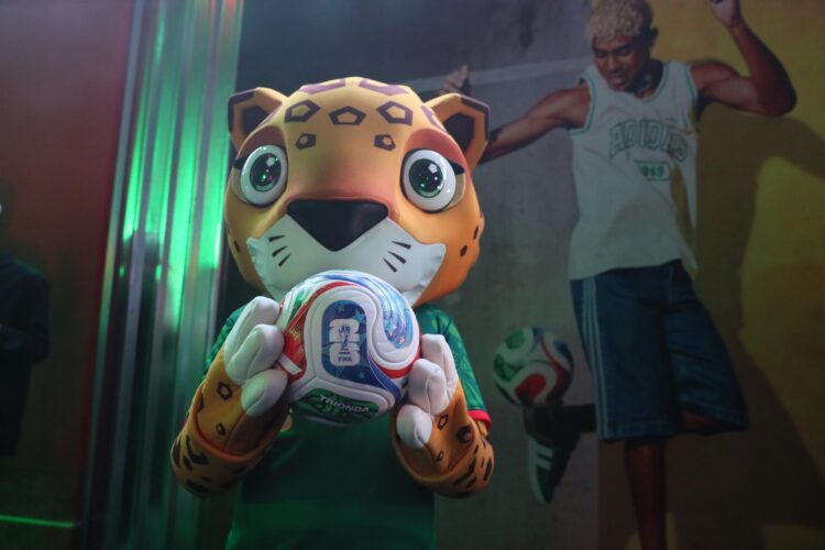 Fotografía de Mario Guzmán, en la que puede verse en una imagen de archivo del 3 de octubre de 2025 al jaguar Zayu, una de las mascotas oficiales del Mundial 2026. EFE