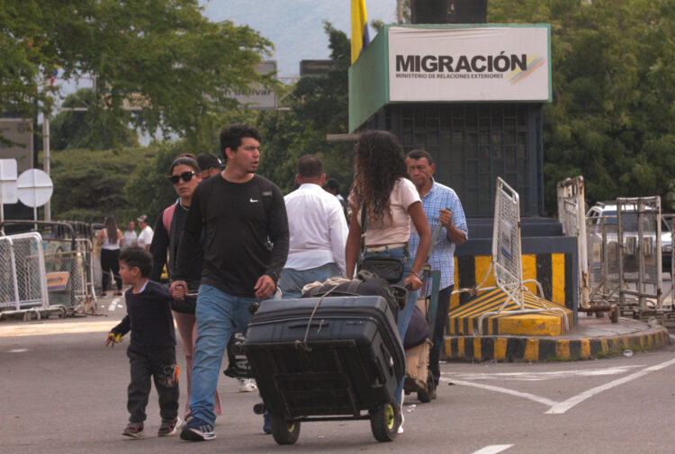 Un grupo de personas fue captado este miércoles, 3 de diciembre, al ingresar a Colombia desde Venezuela, tras su paso por el puente Simón Bolívar, en Cúcuta (Colombia). EFE/Mario Caicedo