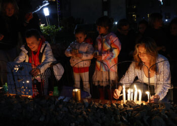 Colombia enciende la Navidad con luces, deseos y fiestas en la Noche de Velitas