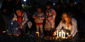 Colombia enciende la Navidad con luces, deseos y fiestas en la Noche de Velitas