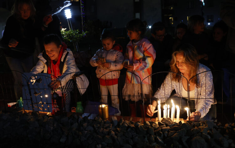 Personas encienden velas durante la tradicional 'Noche de las Velitas' en vísperas del Día de la Inmaculada Concepción que marca el comienzo de la temporada navideña este domingo, en Bogotá (Colombia). EFE/ Mauricio Dueñas Castañeda
