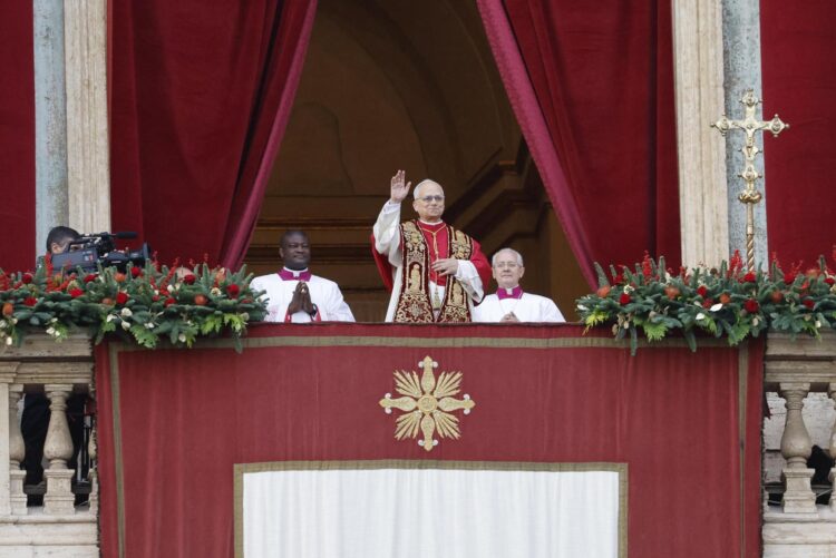 El papa León XIV en su primer mensaje de Navidad antes de la bendición 'Urbi et Orbi' asomado al balcón de la fachada de la basílica de San Pedro este 25 de diciembre de 2025. EFE/EPA/FABIO FRUSTACI