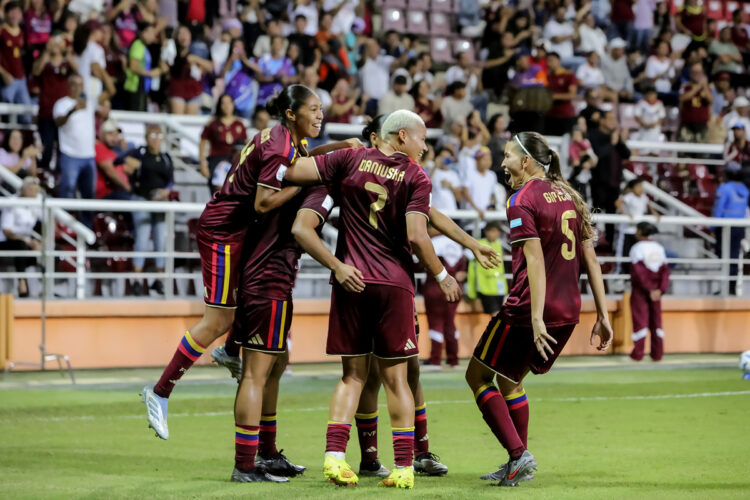 Jugadoras de la Vinotinto Femenina celebran un gol este martes, en un partido de la Liga de Naciones Femenina entre Venezuela y Perú | Foto EFE